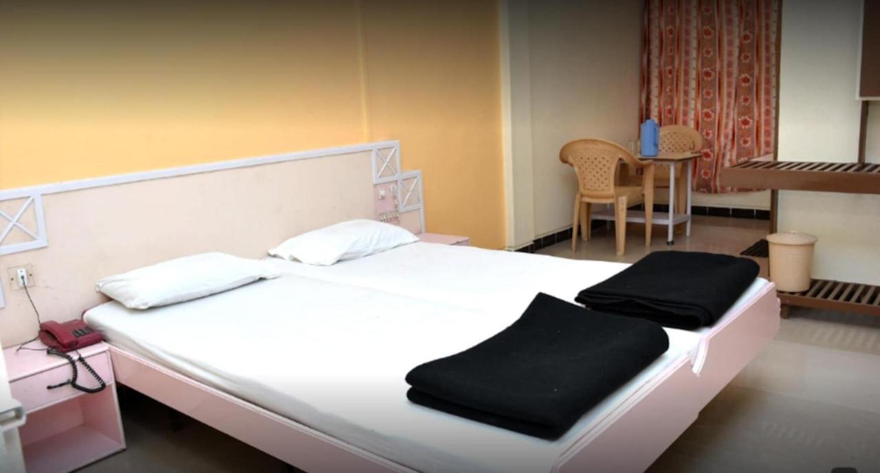Hotel Rajesh Deluxe Kolhapur Buitenkant foto