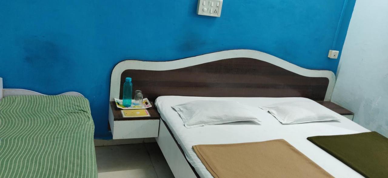 Hotel Rajesh Deluxe Kolhapur Buitenkant foto
