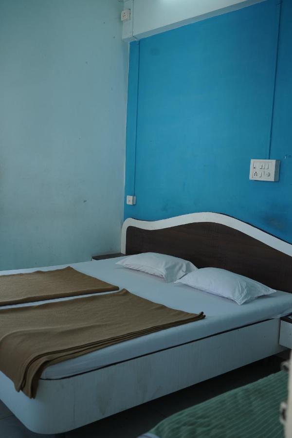 Hotel Rajesh Deluxe Kolhapur Buitenkant foto