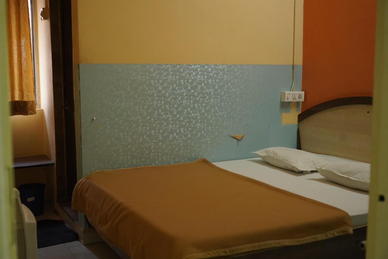 Hotel Rajesh Deluxe Kolhapur Buitenkant foto
