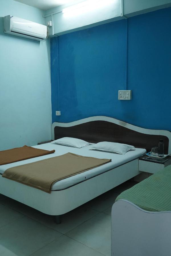 Hotel Rajesh Deluxe Kolhapur Buitenkant foto