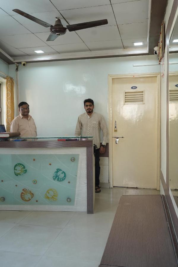 Hotel Rajesh Deluxe Kolhapur Buitenkant foto